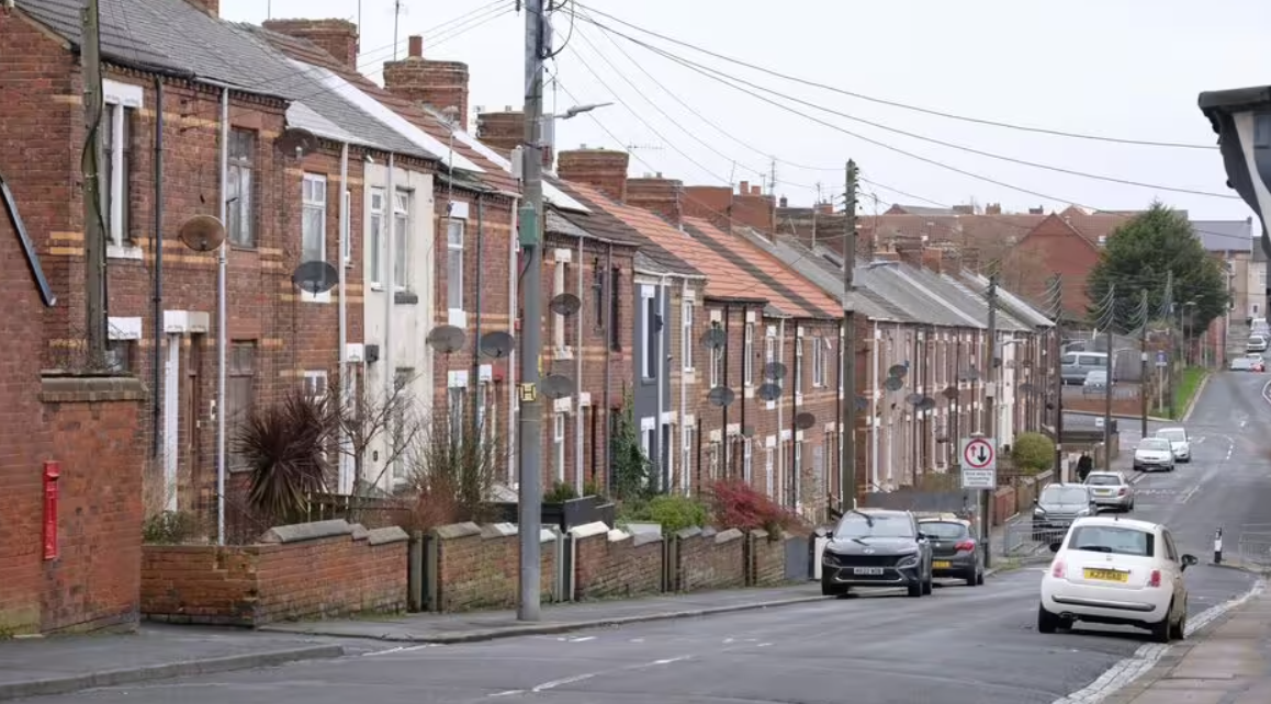 Evlərin 1 funt-sterlinqə satıldığı və binaların 